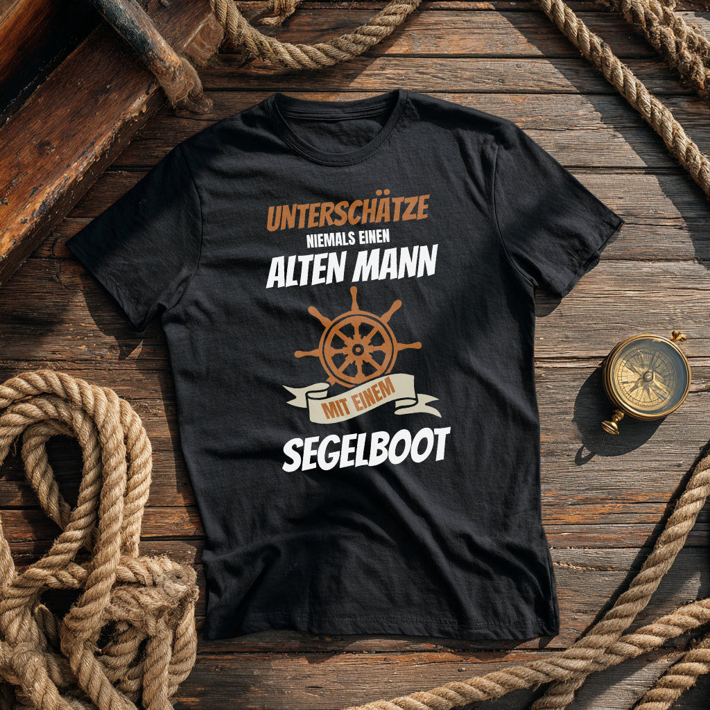 T-Shirt Unterschätze nie einen alten Mann – Maritimes Herren Shirt | CPTN Wear